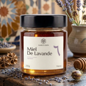 miel rosemiel rare premium🟡 découvrez ce miel rare et délicat… le miel rose ! découvrez un miel d’exception, à la couleur surprenante et au goût raffiné : le fameux miel rose. le miel rose est un produit rare et précieux, apprécié pour sa douceur, sa texture onctueuse et ses notes florales subtiles. récolté dans des environnements préservés, ce miel naturel séduit autant par son apparence unique que par ses qualités gustatives exceptionnelles. ⸻ 🟡 origine et spécificité du miel rose un miel issu d’une nature préservée. le miel rose trouve son origine dans des régions riches en biodiversité florale, où les abeilles butinent des fleurs aux pigments naturellement rosés. cette diversité botanique donne naissance à un miel monofloral ou multifloral d’une grande richesse. produit selon des méthodes artisanales, ce miel est récolté avec soin afin de préserver toutes ses propriétés naturelles. il est garanti 100% pur, sans additif, ni transformation industrielle. ⸻ 🟡 une couleur et une texture uniques le miel rose se distingue immédiatement par sa teinte délicatement rosée, rare dans l’univers du miel. sa texture est crémeuse, fondante et agréable en bouche. son aspect visuel en fait un produit haut de gamme, idéal pour offrir ou pour une consommation plaisir. ⸻ 🟡 un goût doux et raffiné en bouche, le miel rose offre : • une douceur légère et équilibrée • des notes florales subtiles • une sensation légèrement fruitée 👉 un miel idéal pour ceux qui recherchent une expérience gustative différente et élégante. ⸻ 🟡 les bienfaits du miel rose le miel rose est reconnu pour : • sa richesse en antioxydants naturels • son effet apaisant sur la gorge • son apport en énergie naturelle • ses propriétés digestives douces 👉 comme tous les miels, il peut être consommé dans le cadre d’une alimentation équilibrée (avec modération pour les personnes diabétiques). ⸻ 🟡 utilisation culinaire du miel rose le miel rose peut être utilisé de différentes façons : • À la cuillère pour une dégustation pure • sur du pain, des crêpes ou des pancakes • dans une infusion ou un thé • en accompagnement de desserts ou yaourts ⸻ 🟡 pourquoi choisir notre miel rose ? • 100% naturel et pur • sans sucre ajouté • non chauffé • récolte artisanale • sélection premium maison shifa 👉 un miel rare qui allie plaisir, qualité et authenticité. maison shifa