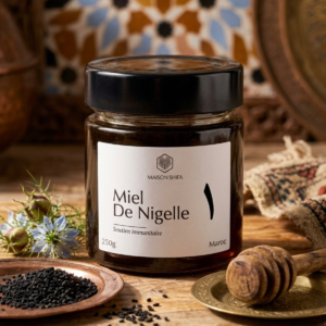 miel rosemiel rare premium🟡 découvrez ce miel rare et délicat… le miel rose ! découvrez un miel d’exception, à la couleur surprenante et au goût raffiné : le fameux miel rose. le miel rose est un produit rare et précieux, apprécié pour sa douceur, sa texture onctueuse et ses notes florales subtiles. récolté dans des environnements préservés, ce miel naturel séduit autant par son apparence unique que par ses qualités gustatives exceptionnelles. ⸻ 🟡 origine et spécificité du miel rose un miel issu d’une nature préservée. le miel rose trouve son origine dans des régions riches en biodiversité florale, où les abeilles butinent des fleurs aux pigments naturellement rosés. cette diversité botanique donne naissance à un miel monofloral ou multifloral d’une grande richesse. produit selon des méthodes artisanales, ce miel est récolté avec soin afin de préserver toutes ses propriétés naturelles. il est garanti 100% pur, sans additif, ni transformation industrielle. ⸻ 🟡 une couleur et une texture uniques le miel rose se distingue immédiatement par sa teinte délicatement rosée, rare dans l’univers du miel. sa texture est crémeuse, fondante et agréable en bouche. son aspect visuel en fait un produit haut de gamme, idéal pour offrir ou pour une consommation plaisir. ⸻ 🟡 un goût doux et raffiné en bouche, le miel rose offre : • une douceur légère et équilibrée • des notes florales subtiles • une sensation légèrement fruitée 👉 un miel idéal pour ceux qui recherchent une expérience gustative différente et élégante. ⸻ 🟡 les bienfaits du miel rose le miel rose est reconnu pour : • sa richesse en antioxydants naturels • son effet apaisant sur la gorge • son apport en énergie naturelle • ses propriétés digestives douces 👉 comme tous les miels, il peut être consommé dans le cadre d’une alimentation équilibrée (avec modération pour les personnes diabétiques). ⸻ 🟡 utilisation culinaire du miel rose le miel rose peut être utilisé de différentes façons : • À la cuillère pour une dégustation pure • sur du pain, des crêpes ou des pancakes • dans une infusion ou un thé • en accompagnement de desserts ou yaourts ⸻ 🟡 pourquoi choisir notre miel rose ? • 100% naturel et pur • sans sucre ajouté • non chauffé • récolte artisanale • sélection premium maison shifa 👉 un miel rare qui allie plaisir, qualité et authenticité. maison shifa